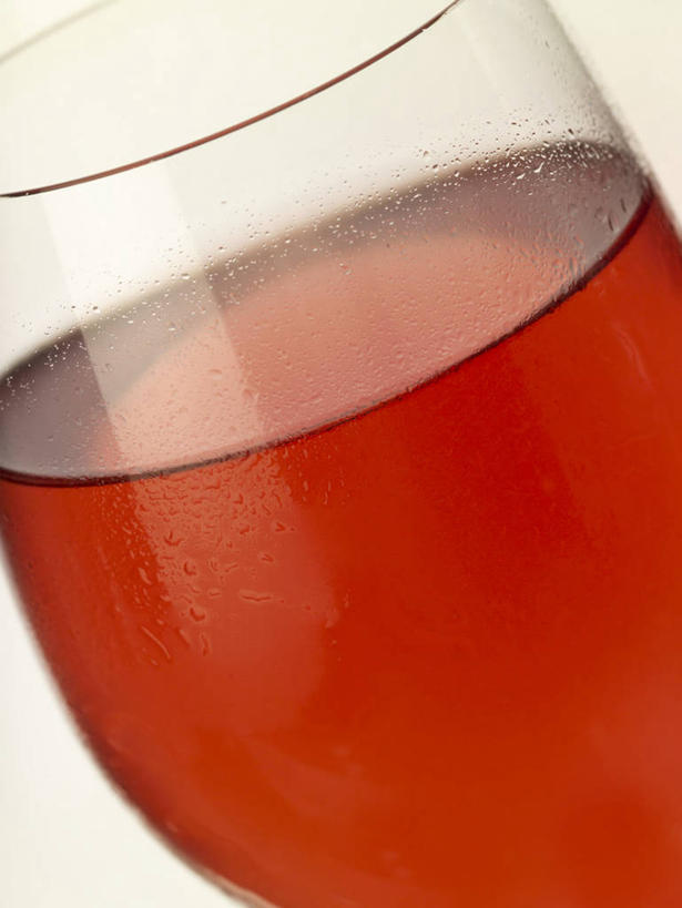 红酒,葡萄酒,无人,竖图,俯视,室内,特写,白天,白色背景,餐桌,桌子,杯子,阴影,反射,高脚杯,影子,红酒杯,酒类,一杯,玻璃制品,酒,饮料,酒杯,红葡萄酒,摄影,影棚,餐台,葡萄酒杯,玻璃杯,彩图,高角度拍摄,影棚拍摄,拍摄