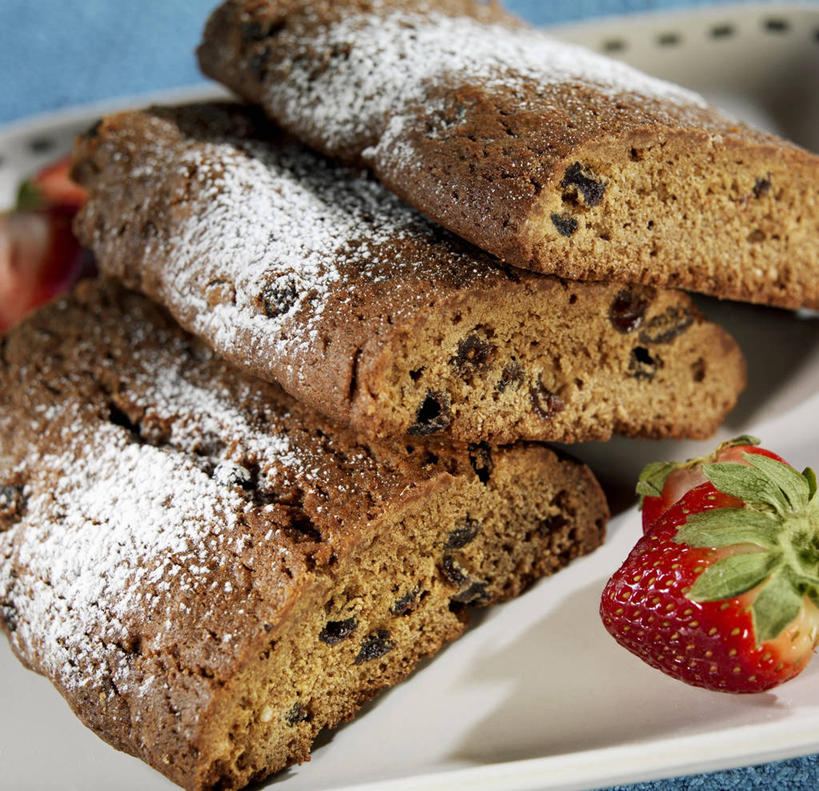 点心,面包,无人,横图,俯视,室内,特写,白天,餐桌,桌子,草莓,浆果,葡萄,三块,阴影,朦胧,模糊,反射,粉末,影子,调料,食品,糖,面点,调味品,调味料,食物,糕点,红色,粉,葡萄干,餐台,糖粉,粉状,粉剂,乌珠木,洋莓,水果皇后,山葫芦,蒲桃,红莓,地莓,草龙珠,彩图,高角度拍摄,糖类