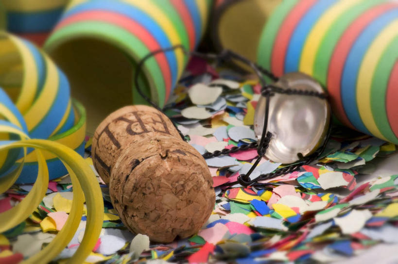 无人,横图,俯视,彩色,室内,特写,白天,餐桌,桌子,静物,许多,阴影,朦胧,模糊,装饰,反射,影子,纸屑,凌乱,一个,瓶塞,单个,餐台,五颜六色,华丽,修饰,碎纸,点缀,混乱,保存,密封,五彩缤纷,碎纸条,衬托,美观,雅致,雅观,绚烂,纷乱,缭乱,庞杂,五彩纸屑,彩图,高角度拍摄