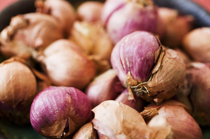 无人,横图,俯视,室内,特写,白天,餐桌,桌子,蔬菜,洋葱,一堆,许多,阴影,堆叠,堆积,朦胧,模糊,新鲜,反射,木制,影子,食品,食物,木制品,容器,碗,有机食品,绿色食品,餐台,储藏,堆,储存,玉葱,圆葱,洋葱头,球葱,葱头,彩图,高角度拍摄,贮存