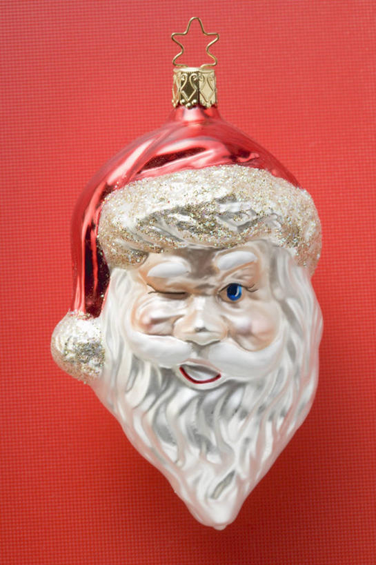 西方人,胡须,一个人,无人,笑,微笑,竖图,俯视,室内,特写,白天,静物,帽子,雕塑,欧洲,圣诞节,欧洲人,仅一个男性,仅一个人,圣诞老人,阴影,红色背景,节日,庆祝,艺术,装饰,反射,雕刻,雕像,影子,注视,文化,红色,白色,工艺品,观察,看,仅一个老年男性,庆典,眯眼,圣诞帽,眯,摄影,影棚,观看,纪念,美术,察看,关注,主题,陈列,功能,美学,一顶,棉帽,老年男性,男人,男性,白种人,胡子,络腮胡,半身,彩图,高角度拍摄,影棚拍摄,拍摄