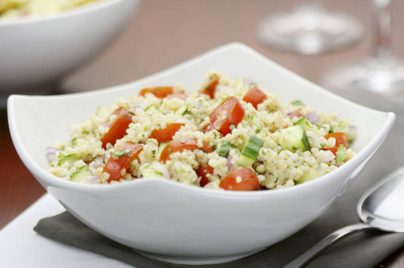 无人,横图,俯视,室内,特写,白天,餐桌,桌子,西红柿,小番茄,餐具,一堆,许多,阴影,堆叠,堆积,朦胧,模糊,新鲜,反射,碟子,盘,影子,陶瓷,谷类,谷物,生食,沙拉,食品,陶瓷制品,米,色拉,大米,沙律,食物,一个,红色,白色,盘子,容器,碟,碗,有机食品,绿色食品,单个,餐台,色拉酱,储藏,堆,储存,千岛酱,小西红柿,樱桃小番茄,珍珠小番茄,樱桃番茄,圣女果,番茄,彩图,高角度拍摄,塔博勒色拉,塔博勒沙拉,贮存