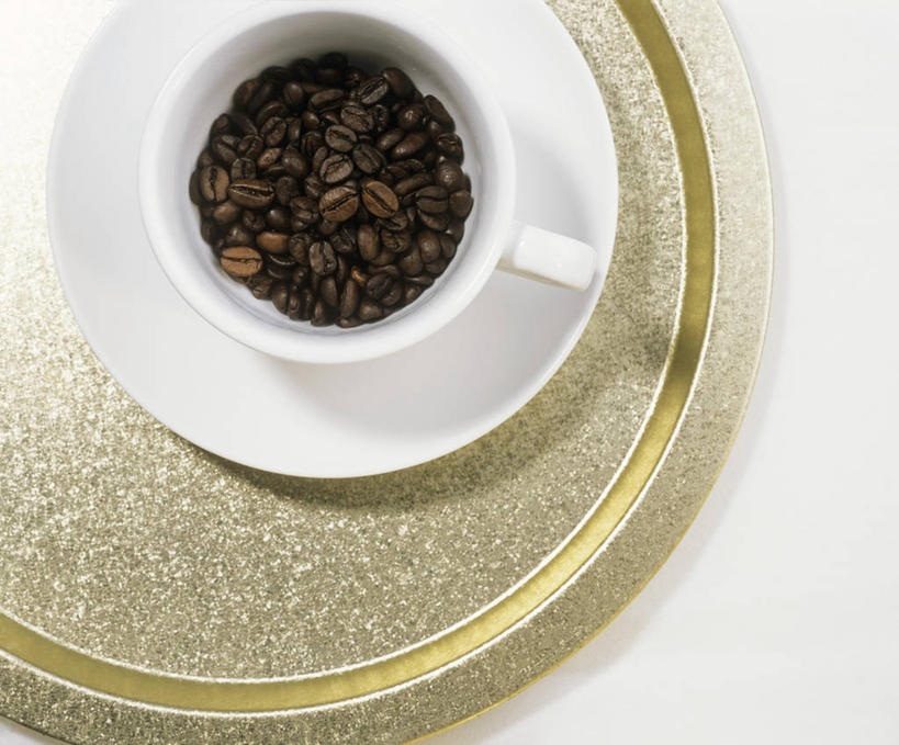 咖啡,无人,横图,俯视,室内,特写,白天,白色背景,植物,餐桌,桌子,豆,杯子,餐具,一堆,许多,阴影,堆叠,堆积,反射,瓷器,碟子,盘,影子,豆类,豆子,褐色,咖啡杯,陶瓷制品,一个,白色,盘子,碟,咖啡豆,摄影,影棚,单个,餐台,堆,瓷杯,豆科,咖啡因,彩图,高角度拍摄,影棚拍摄,拍摄