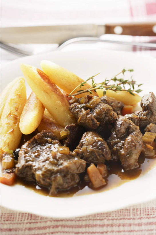 无人,竖图,俯视,室内,特写,白天,烹饪,西餐,餐桌,桌子,蔬菜,土豆,餐具,阴影,新鲜,芳香,反射,碟子,盘,影子,调味,肉,香料,佐料,料理,食品,菜肴,美食,肉类,食物,白色,盘子,碟,香草,西式,佳肴,有机食品,绿色食品,餐台,吉祥,百里香,麝香草,配料,肉食,鹿肉,如意,馍馍蛋,勇气,作料,勇敢,地椒,自尊,不屈,平安,洋芋,山药蛋,马铃薯,彩图,高角度拍摄