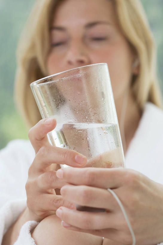 西方人,手,一个人,竖图,室内,特写,白天,正面,浴袍,水,杯子,欧洲,欧洲人,双手,仅一个年轻女性,仅一个女性,仅一个人,握,阴影,朦胧,模糊,反射,液体,影子,一杯,饮用水,玻璃制品,白色,水杯,矿泉水,手部,握着,蒸馏水,年轻女性,女人,女性,白种人,玻璃杯,半身,彩图,汤帷子,浴衣