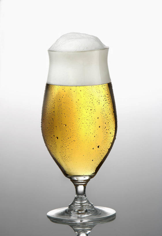 啤酒,无人,竖图,室内,特写,白天,正面,餐桌,桌子,杯子,阴影,灰色背景,反射,影子,酒类,一杯,玻璃制品,酒,饮料,一个,酒杯,啤酒杯,摄影,影棚,单个,餐台,玻璃杯,彩图,影棚拍摄,拍摄