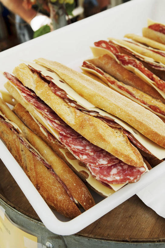 点心,面包,奶酪,无人,竖图,俯视,室内,特写,白天,烹饪,西餐,餐桌,桌子,一堆,阴影,堆叠,堆积,反射,木制,影子,陶瓷,肉,香肠,干酪,起司,料理,食品,面点,案板,陶瓷制品,腊肠,热狗,芝士,营养,法国面包,菜肴,美食,肉类,砧板,食物,糕点,一个,白色,木制品,容器,碗,快餐,乳酪,西式,佳肴,单个,餐台,储藏,堆,法棍,长棍面包,乳制品,储存,发酵,肉食,西式快餐,垃圾食品,法式长棍面包,彩图,高角度拍摄,贮存