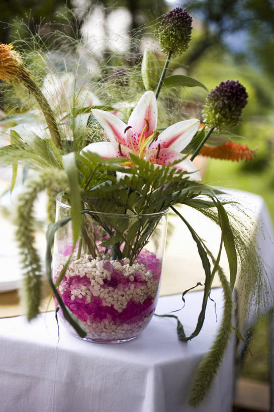 无人,竖图,室外,特写,白天,正面,草地,草坪,植物,餐桌,桌子,百合花,叶子,阴影,朦胧,模糊,装饰,盛开,光线,布料,盆栽,影子,绿叶,盆景,花蕾,布纹,桌布,草,花,花瓣,花朵,鲜花,树,树木,绿色,阳光,自然,餐巾,台布,花苞,花蕊,嫩叶,生长,成长,餐台,华丽,修饰,点缀,强瞿,衬托,美观,雅致,雅观,百合蒜,倒仙,番韭,山丹,叶,叶片,彩图