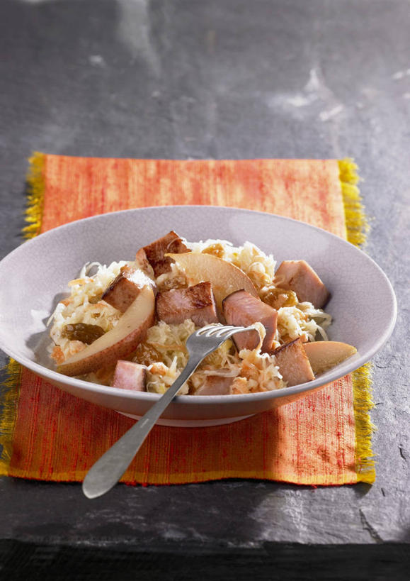 无人,竖图,俯视,室内,特写,白天,烹饪,西餐,餐桌,桌子,梨,餐具,水果,一把,阴影,新鲜,反射,布料,叉子,影子,陶瓷,肉,生食,料理,食品,果实,陶瓷制品,布纹,猪肉,菜肴,美食,肉类,桌布,食物,白色,餐巾,容器,台布,碗,香梨,西式,佳肴,有机食品,绿色食品,餐台,储藏,储存,肉食,餐叉,豚肉,进餐用具,生梨,彩图,高角度拍摄,贮存