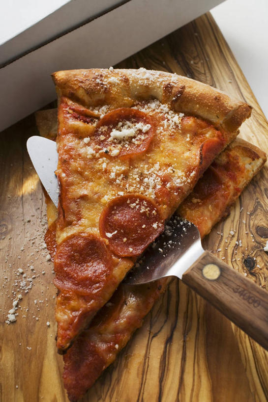 无人,竖图,俯视,室内,特写,白天,白色背景,烹饪,西餐,餐桌,桌子,金属制品,两块,阴影,反射,金属,铲子,影子,纸盒,肉,香肠,料理,食品,披萨,匹萨,案板,腊肠,菜肴,美食,肉类,盒子,砧板,食物,包装盒,快餐,西式,摄影,佳肴,影棚,餐台,比萨,肉食,西式快餐,垃圾食品,意大利薄饼,彩图,高角度拍摄,影棚拍摄,拍摄