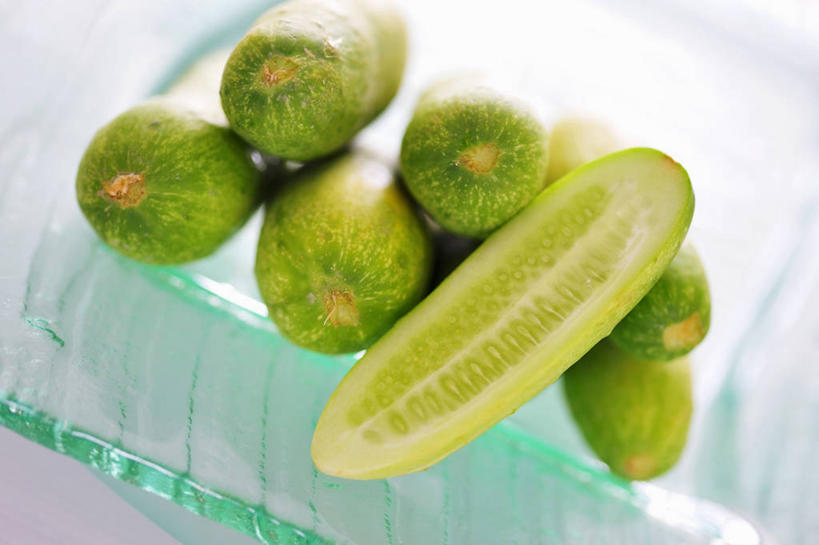 无人,横图,俯视,室内,特写,白天,餐桌,桌子,黄瓜,蔬菜,玻璃,一堆,许多,阴影,堆叠,堆积,朦胧,模糊,新鲜,反射,影子,食品,玻璃制品,食物,一个,容器,碗,有机食品,绿色食品,单个,餐台,储藏,堆,储存,青瓜,胡瓜,彩图,高角度拍摄,贮存