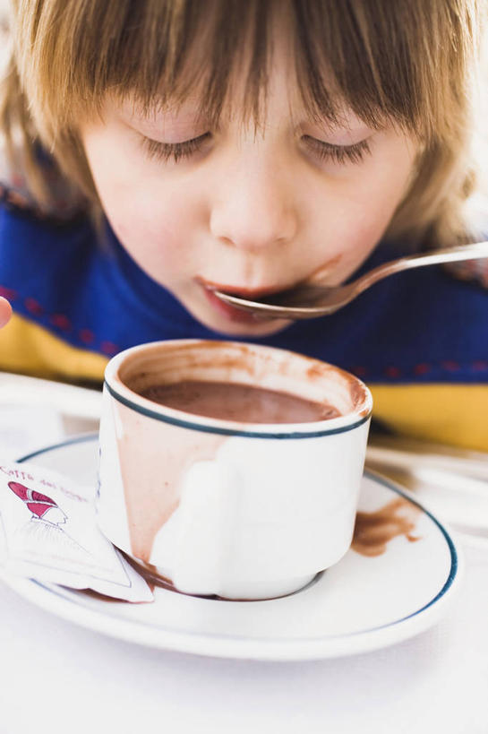 西方人,儿童,脸,头,脸颊,一个人,坐,竖图,俯视,室内,特写,白天,纯洁,餐桌,桌子,杯子,餐具,欧洲,欧洲人,仅一个男性,仅一个人,一把,喝,握,阴影,服装,反射,叉子,瓷器,碟子,盘,影子,咖啡杯,陶瓷制品,一杯,注视,休闲装,肩膀,一个,小孩,衣服,盘子,碟,低头,观察,看,仅一个小孩,休闲,休闲服,热巧克力,可爱,童年,童趣,握着,服饰,单个,餐台,观看,察看,关注,瓷杯,童真,烂漫,无邪,餐叉,热可可,美禄,热朱古力,天真,男孩,男人,男性,白种人,孩子,头部,脸部,脸蛋,面部,进餐用具,坐着,半身,彩图,高角度拍摄,男生