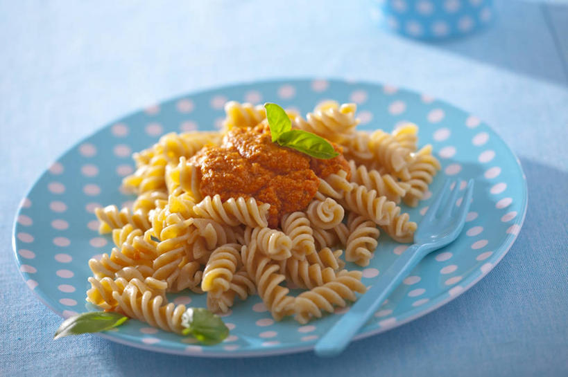 面食,面条,意大利面,无人,横图,俯视,室内,特写,白天,西餐,餐桌,桌子,餐具,一把,一堆,许多,阴影,堆叠,堆积,反射,叉子,碟子,盘,影子,斑点,调料,酱料,酱汁,面,茄汁,佐料,料理,食品,调味品,调味料,番茄酱,酱,食物,蓝色,白色,盘子,碟,西式,餐台,堆,螺旋面,餐叉,进餐用具,彩图,高角度拍摄