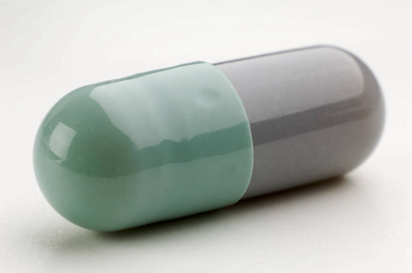 无人,横图,俯视,室内,特写,白天,白色背景,安全,餐桌,桌子,静物,阴影,反射,药剂,影子,防护,胶囊,一个,药品,治疗,摄影,影棚,单个,餐台,保护,药物,医疗,保险,预防,平安,彩图,高角度拍摄,影棚拍摄,拍摄