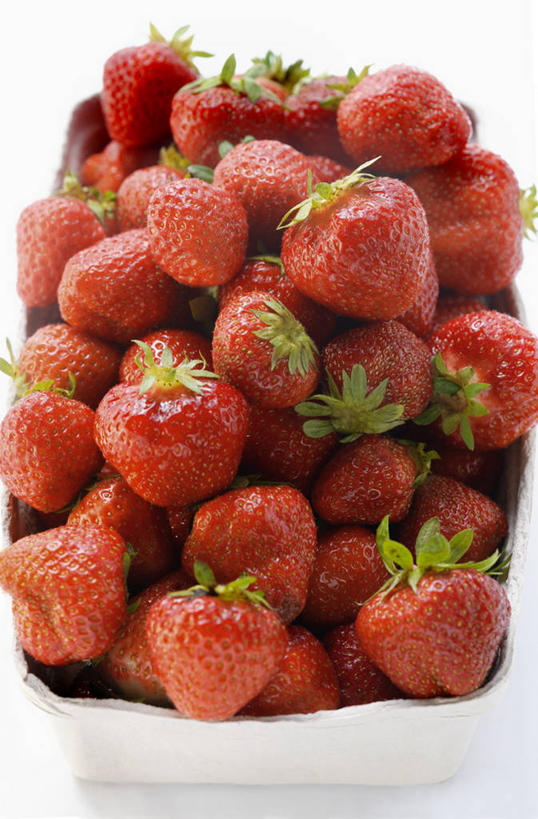 无人,竖图,俯视,室内,特写,白天,白色背景,餐桌,桌子,草莓,浆果,水果,一堆,许多,阴影,堆叠,堆积,新鲜,反射,影子,生食,食品,果实,盒子,食物,红色,容器,摄影,有机食品,绿色食品,影棚,餐台,储藏,堆,储存,洋莓,水果皇后,红莓,地莓,彩图,高角度拍摄,影棚拍摄,拍摄,贮存