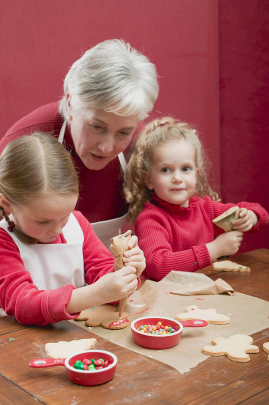 点心,西方人,儿童,老年人,三个人,家庭,祖母,站,竖图,室内,白天,正面,纯洁,餐桌,桌子,欧洲,圣诞节,欧洲人,握,阴影,服装,节日,庆祝,反射,木制,粉末,围裙,影子,面粉,食品,甜点,粮食,注视,休闲装,文化,食物,糕点,小孩,衣服,木制品,饼干,甜食,零食,低头,观察,看,站着,庆典,休闲,温暖,温馨,一家人,休闲服,粉,可爱,童年,童趣,握着,服饰,奶奶,餐台,观看,纪念,祖孙,农产品,和睦,察看,关注,童真,烂漫,无邪,原材料,姜饼,外婆,外孙女,外祖母,粉状,德式姜饼,天真,老年女性,女孩,女人,女性,白种人,孩子,孙女,站立,半身,彩图,融洽,女生