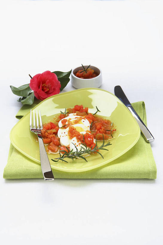 无人,竖图,俯视,室内,特写,白天,白色背景,烹饪,西餐,餐桌,桌子,餐具,纺织品,阴影,亚麻布,盛开,反射,布,叉子,刀叉,刀子,碟子,盘,影子,蛋,调料,鸡蛋,酱料,酱汁,佐料,料理,食品,织物,调味品,调味料,花蕾,酱,辣酱,菜肴,美食,花,花瓣,花朵,鲜花,食物,绿色,盘子,碟,花苞,花蕊,西式,摄影,佳肴,影棚,餐台,布匹,辣椒酱,迷迭香,餐刀,餐叉,海洋之露,卵,进餐用具,彩图,高角度拍摄,影棚拍摄,拍摄