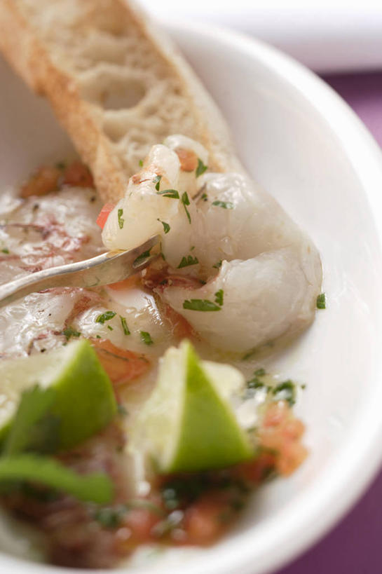 无人,竖图,俯视,室内,特写,白天,烹饪,西餐,餐桌,桌子,水果,阴影,朦胧,模糊,新鲜,反射,影子,陶瓷,调味,生食,虾,香料,佐料,料理,食品,果实,陶瓷制品,菜肴,美食,大虾,食物,一个,白色,容器,碗,西式,佳肴,有机食品,绿色食品,对虾,单个,餐台,储藏,配料,储存,斑节虾,作料,酸橙,代代,东方对虾,中国对虾,橙子,橙,彩图,高角度拍摄,贮存