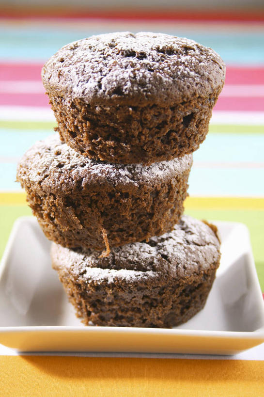 点心,无人,竖图,俯视,室内,特写,白天,下午茶,餐桌,桌子,餐具,一堆,阴影,堆叠,堆积,朦胧,模糊,反射,碟子,盘,影子,食品,糖,糖果,甜点,甜品,巧克力蛋糕,食物,糕点,三个,一个,盘子,碟,甜食,巧克力,单个,餐台,朱古力,堆,彩图,高角度拍摄,蛋糕