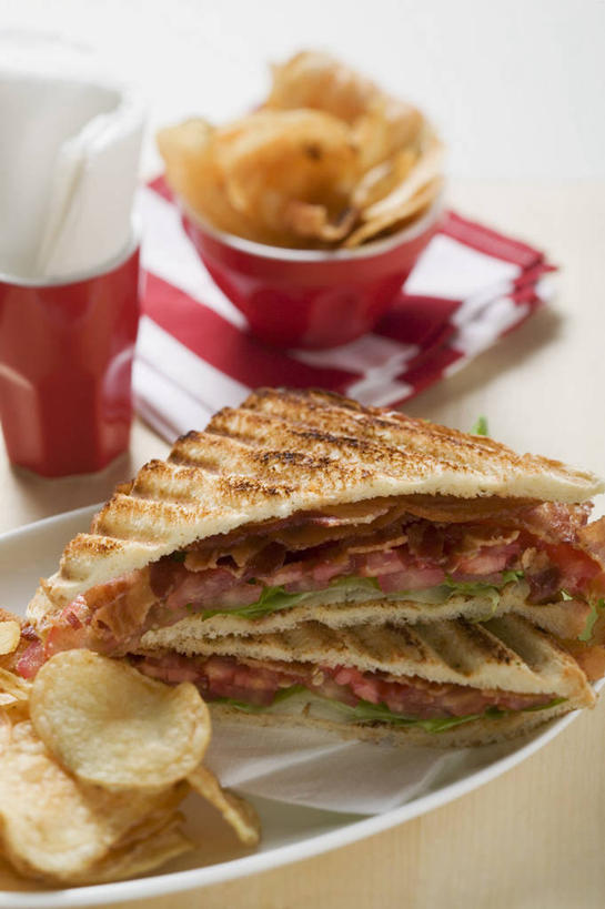 点心,面包,无人,竖图,俯视,室内,特写,白天,白色背景,烹饪,西餐,餐桌,桌子,阴影,朦胧,模糊,反射,影子,陶瓷,肉,三明治,料理,食品,面点,陶瓷制品,猪肉,菜肴,美食,肉类,食物,糕点,两个,红色,容器,碗,快餐,西式,摄影,佳肴,影棚,餐台,储藏,储存,肉食,西式快餐,三文治,豚肉,彩图,高角度拍摄,影棚拍摄,拍摄,贮存