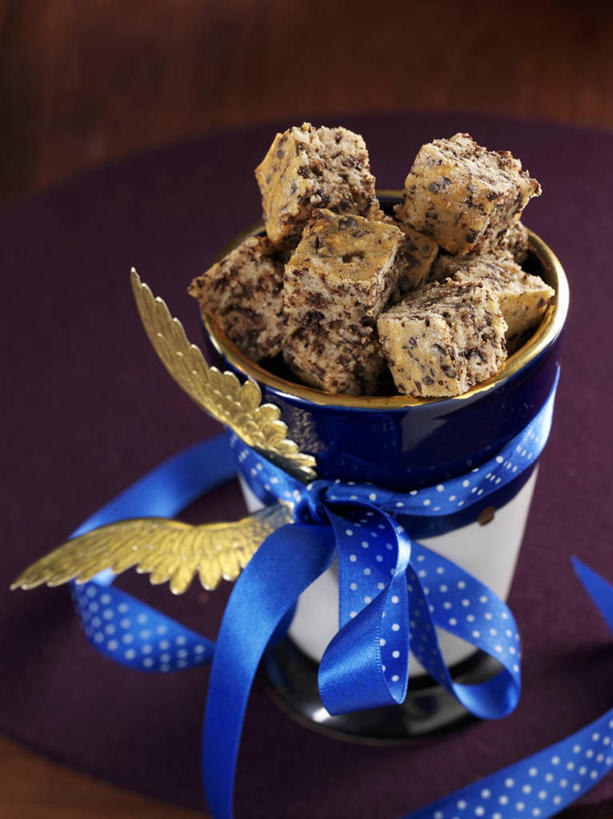 点心,无人,竖图,俯视,室内,特写,白天,餐桌,桌子,姜,圣诞节,阴影,节日,庆祝,装饰,反射,丝绸,丝带,影子,陶瓷,食品,甜点,缎带,陶瓷制品,文化,绸带,食物,糕点,容器,碗,饼干,甜食,零食,庆典,摄影,影棚,褐色背景,餐台,纪念,储藏,华丽,修饰,点缀,储存,止咳,姜饼,止痛,衬托,美观,雅致,雅观,解毒,发汗,温肺,温胃,行气,止呕,百辣云,德式姜饼,生姜,老姜,彩图,高角度拍摄,影棚拍摄,拍摄,贮存,散寒