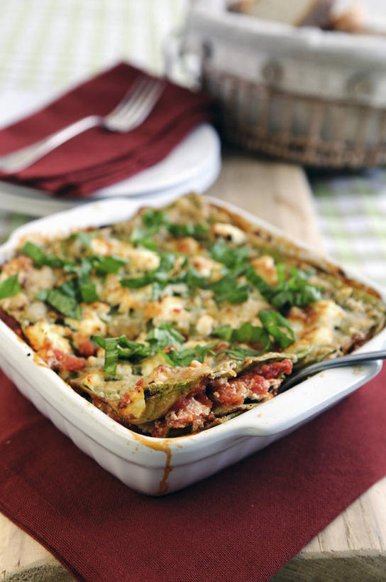 面食,面条,奶酪,意大利面,无人,竖图,俯视,室内,特写,白天,西餐,餐桌,桌子,蔬菜,西红柿,餐具,阴影,朦胧,模糊,新鲜,反射,布料,叉子,影子,面,干酪,起司,料理,食品,芝士,营养,布纹,桌布,食物,红色,餐巾,台布,乳酪,西式,有机食品,绿色食品,餐台,乳制品,发酵,餐叉,进餐用具,番茄,彩图,高角度拍摄