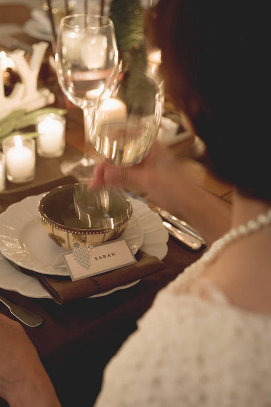 红酒,葡萄酒,西方人,一个人,餐厅,坐,竖图,俯视,室内,特写,白天,餐桌,桌子,杯子,蜡烛,项链,欧洲,圣诞节,欧洲人,仅一个女性,仅一个人,握,阴影,服装,节日,朦胧,模糊,庆祝,光线,高脚杯,火焰,影子,烛光,红酒杯,白葡萄酒,酒类,燃烧,休闲装,文化,玻璃制品,酒,装饰品,饮料,衣服,酒杯,饰品,首饰,点燃,仅一个中年女性,庆典,休闲,休闲服,握着,服饰,餐台,纪念,葡萄酒杯,女人,女性,中年女性,白种人,玻璃杯,坐着,半身,彩图,高角度拍摄,餐馆,饭店,饭馆