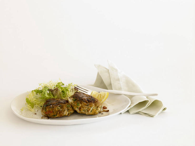 蟹,无人,横图,俯视,室内,特写,白天,白色背景,烹饪,西餐,餐桌,桌子,蔬菜,餐具,许多,阴影,新鲜,反射,螃蟹,布料,碟子,盘,影子,肉,生食,蔬菜沙拉,沙拉,料理,食品,布纹,色拉,沙律,菜肴,美食,肉类,桌布,食物,白色,盘子,餐巾,碟,台布,西式,摄影,佳肴,有机食品,绿色食品,影棚,餐台,色拉酱,千岛酱,肉食,彩图,高角度拍摄,影棚拍摄,拍摄