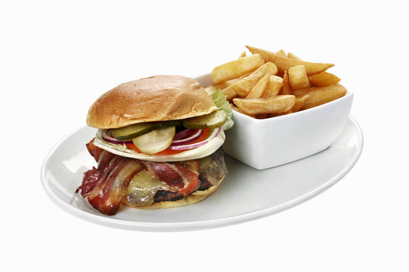 点心,面包,奶酪,无人,横图,俯视,室内,特写,白天,白色背景,烹饪,西餐,餐桌,桌面,桌子,黄瓜,蔬菜,餐具,阴影,新鲜,反射,木制,碟子,盘,影子,陶瓷,肉,干酪,汉堡,牛肉,起司,料理,食品,面点,陶瓷制品,芝士,营养,培根,薯条,猪肉,菜肴,美食,肉类,食物,糕点,一个,盘子,木制品,容器,碟,碗,快餐,乳酪,西式,摄影,佳肴,有机食品,绿色食品,影棚,单个,餐台,储藏,乳制品,储存,发酵,肉食,西式快餐,垃圾食品,豚肉,青瓜,胡瓜,彩图,高角度拍摄,影棚拍摄,拍摄,烟肉,腌熏,贮存