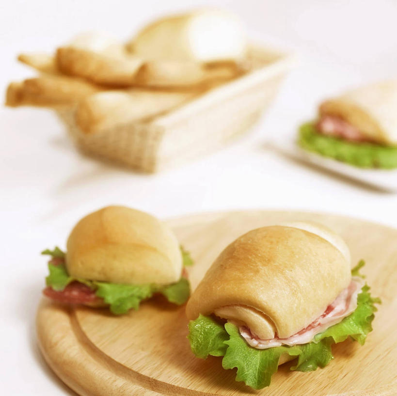 点心,面包,无人,交叉,横图,俯视,室内,特写,白天,白色背景,烹饪,西餐,桌面,桌子,竹子,蔬菜,叶子,阴影,竹制,朦胧,模糊,新鲜,编织,反射,木制,篮子,影子,生菜,莴苣,肉,香肠,三明治,料理,食品,面点,绿叶,案板,腊肠,培根,猪肉,菜肴,美食,肉类,砧板,食物,糕点,木制品,竹篮,快餐,嫩叶,西式,摄影,佳肴,有机食品,绿色食品,影棚,竹条,交织,竹制品,肉食,西式快餐,小圆面包,三文治,豚肉,春菜,鹅仔菜,莴仔菜,千金菜,叶用莴苣,穿插,叶,叶片,彩图,高角度拍摄,影棚拍摄,拍摄,烟肉,腌熏