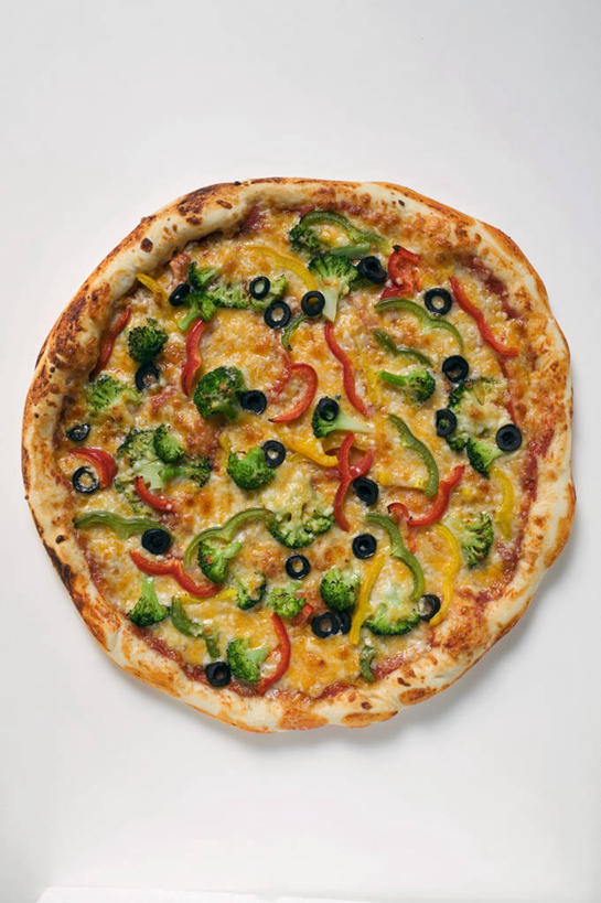 无人,竖图,俯视,室内,特写,白天,白色背景,烹饪,西餐,桌面,桌子,蔬菜,阴影,新鲜,反射,木制,影子,料理,食品,披萨,匹萨,菜肴,美食,食物,一个,木制品,快餐,西式,摄影,佳肴,有机食品,绿色食品,影棚,单个,比萨,西式快餐,垃圾食品,意大利薄饼,彩图,高角度拍摄,影棚拍摄,拍摄