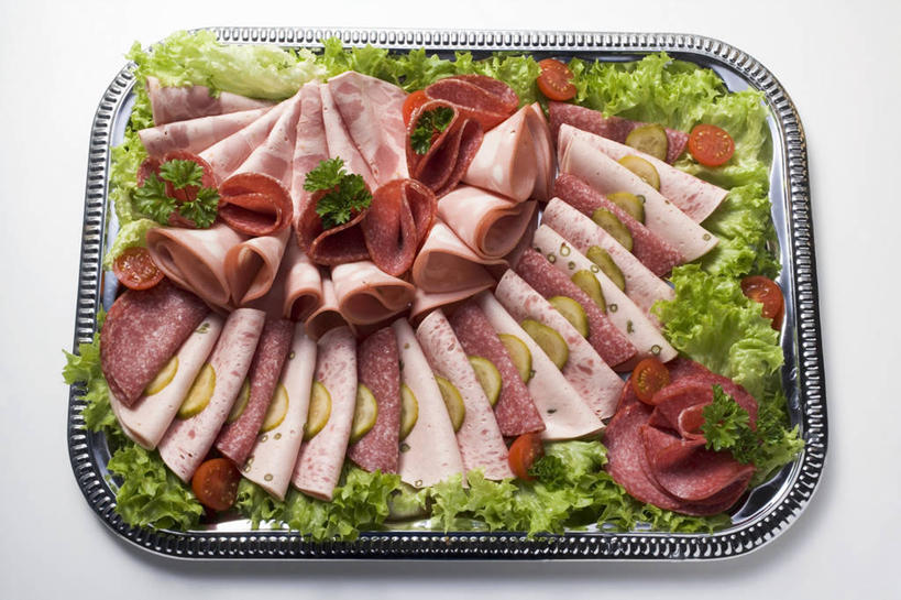 无人,横图,俯视,室内,特写,白天,白色背景,烹饪,西餐,桌面,桌子,蔬菜,餐具,叶子,金属制品,一排,阴影,新鲜,整齐,环绕,围绕,反射,金属,木制,碟子,盘,影子,生菜,莴苣,肉,香肠,料理,食品,绿叶,腊肠,环抱,猪肉,菜肴,美食,肉类,食物,排列,一个,盘子,木制品,碟,嫩叶,西式,摄影,佳肴,有机食品,绿色食品,影棚,单个,队列,横截面,剖面,肉食,豚肉,春菜,鹅仔菜,莴仔菜,千金菜,叶用莴苣,萦绕,截面,截面图形,叶,叶片,彩图,高角度拍摄,影棚拍摄,拍摄