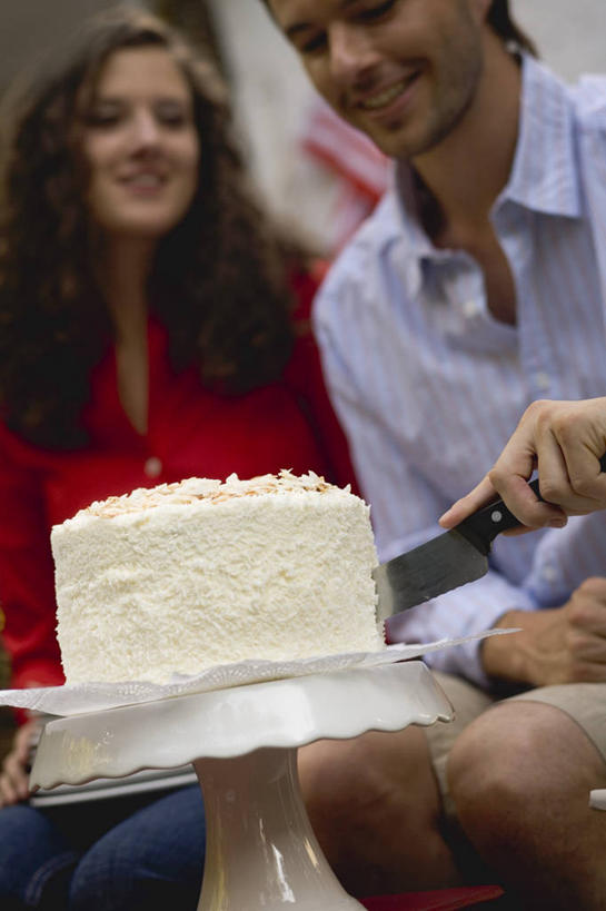 点心,西方人,两个人,坐,笑,微笑,露齿笑,竖图,室内,白天,仰视,爱情,餐具,蜡烛,金属制品,欧洲,欧洲人,切开,握,阴影,服装,光线,金属,碟子,工具,火焰,盘,影子,烛光,食品,甜点,甜品,刀具,浪漫,燃烧,拿,拿着,注视,休闲装,文化,食物,糕点,一个,衣服,盘子,碟,刀,甜食,奶油,生日蛋糕,点燃,观察,看,祈祷,切,休闲,温暖,温馨,休闲服,恩爱,握着,许愿,恋人,服饰,单个,观看,纪念,祈求,和睦,察看,乳制品,关注,餐刀,剖面,切面,激凌,克林姆,淇淋,平安,男人,男性,年轻男性,年轻女性,女人,女性,白种人,情侣,坐着,半身,彩图,低角度拍摄,伴侣,融洽,蛋糕