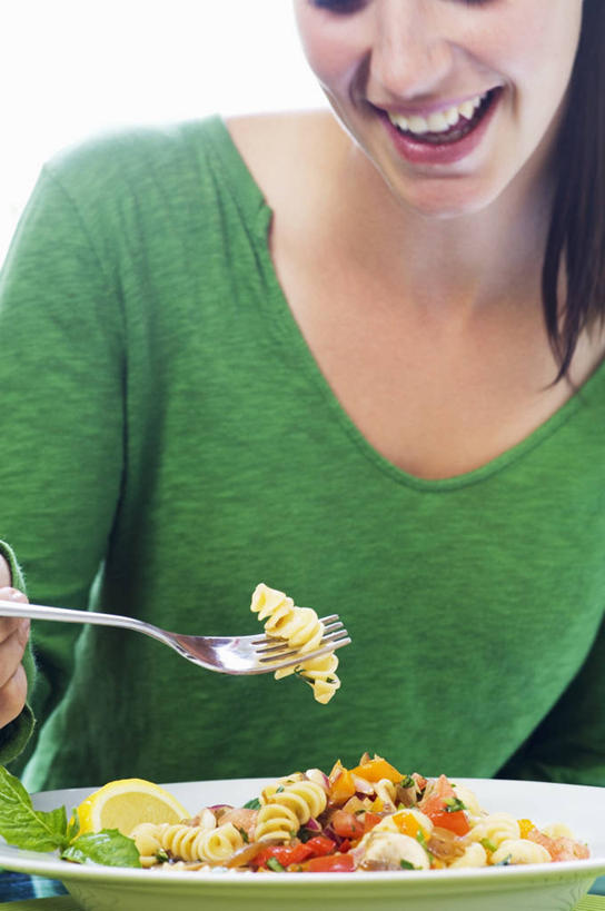 海鲜,面食,面条,意大利面,西方人,一个人,坐,笑,微笑,露齿笑,竖图,室内,白天,白色背景,正面,西餐,蔬菜,餐具,金属制品,欧洲,欧洲人,仅一个年轻女性,仅一个女性,仅一个人,握,服装,新鲜,金属,叉子,碟子,盘,面,虾,料理,食品,拿,拿着,注视,休闲装,水产,大虾,海洋生物,食物,一个,衣服,绿色,盘子,碟,观察,看,休闲,休闲服,西式,握着,摄影,服饰,有机食品,绿色食品,影棚,对虾,单个,观看,察看,关注,水生动物,海产品,水生物,海底动物,餐叉,斑节虾,东方对虾,中国对虾,年轻女性,女人,女性,白种人,进餐用具,坐着,半身,彩图,影棚拍摄,拍摄