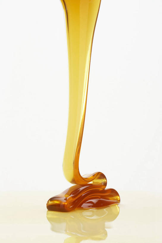 蜂蜜,无人,竖图,室内,特写,白天,白色背景,正面,桌面,桌子,阴影,反射,木制,影子,黄色,木制品,摄影,影棚,下降,降落,花蜜,止痛,解毒,降低,下跌,下落,冬酿,石蜜,彩图,影棚拍摄,拍摄