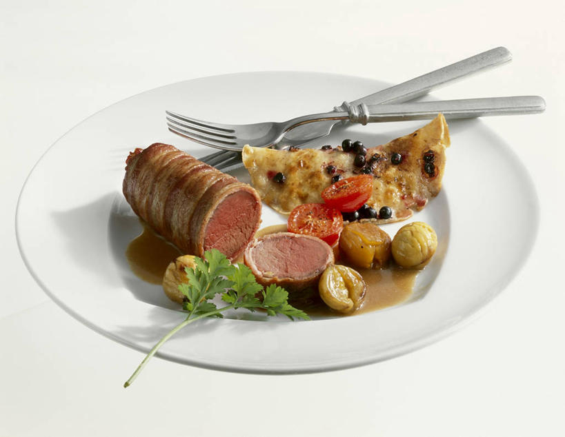 点心,无人,横图,俯视,室内,特写,白天,白色背景,烹饪,西餐,桌面,桌子,蔬菜,餐具,叶子,金属制品,阴影,新鲜,反射,金属,木制,叉子,刀叉,刀子,碟子,盘,影子,香菜,板栗,栗子,肉,料理,食品,坚果,绿叶,毛栗子,文化,羊肉,小吃,菜肴,美食,肉类,食物,糕点,一个,盘子,木制品,碟,甜食,嫩叶,西式,摄影,佳肴,有机食品,绿色食品,影棚,单个,餐刀,薄饼,肉食,餐叉,胡菜,香荽,原荽,园荽,芫荽,毛栗,栗果,栗楔,胡荽,莞荽,芫茜,芫蓿,莚葛草,莚荽菜,法国薄饼,叶,叶片,进餐用具,彩图,高角度拍摄,影棚拍摄,拍摄