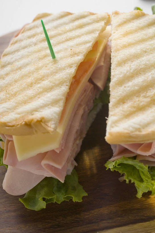 点心,面包,奶酪,无人,竖图,俯视,室内,特写,白天,烹饪,西餐,桌面,桌子,蔬菜,西红柿,阴影,新鲜,反射,木制,影子,生菜,莴苣,肉,干酪,起司,三明治,料理,食品,面点,芝士,营养,吐司,火腿,猪肉,菜肴,美食,肉类,竹签,食物,腌制,糕点,木制品,快餐,乳酪,西式,佳肴,有机食品,绿色食品,法式面包,乳制品,发酵,肉食,吐司面包,西式快餐,三文治,豚肉,取食签,春菜,鹅仔菜,莴仔菜,千金菜,叶用莴苣,熏制,火肉,兰熏,猪腿,番茄,彩图,高角度拍摄,多士,听型面包