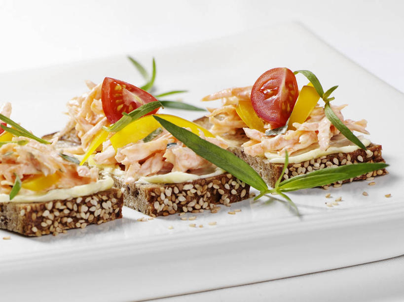 点心,面包,牛奶,无人,横图,俯视,室内,特写,白天,白色背景,植物,桌面,桌子,萝卜,胡萝卜,辣椒,蔬菜,西红柿,小番茄,叶子,阴影,新鲜,反射,木制,包装,包装纸,纹理,影子,纸,生食,蔬菜沙拉,沙拉,食品,面点,绿叶,纸张,饮品,燕麦,营养,色拉,酸奶,沙律,食物,糕点,饮料,绿色,白色,木制品,嫩叶,摄影,有机食品,绿色食品,影棚,色拉酱,包装材料,乳制品,牛皮纸,奶,千岛酱,发酵,彩椒,辣角,红海椒,大椒,辣虎,广椒,肌理,玉麦,优格,优酪乳,铃铛麦,裸燕麦,雀麦,野麦,莜麦,小西红柿,樱桃小番茄,珍珠小番茄,叶,叶片,叶脉,樱桃番茄,甜椒,柿子椒,圣女果,辣子,红萝卜,海椒,甘荀,番茄,番椒,灯笼椒,彩图,高角度拍摄,影棚拍摄,拍摄