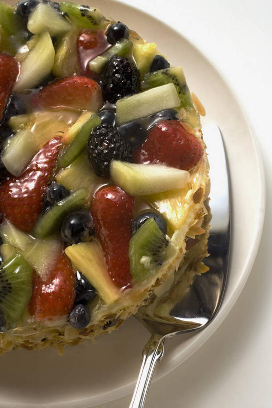 点心,无人,竖图,俯视,室内,特写,白天,白色背景,下午茶,桌面,桌子,草莓,浆果,蓝莓,猕猴桃,餐具,水果,金属制品,一堆,许多,阴影,堆叠,堆积,新鲜,反射,金属,木制,叉子,碟子,盘,影子,生食,食品,甜点,甜品,果实,很多,食物,糕点,一个,盘子,木制品,碟,甜食,奶油,摄影,有机食品,绿色食品,影棚,单个,堆,乳制品,餐叉,激凌,克林姆,淇淋,进餐用具,洋莓,水果皇后,山都柿,奇异果,猕猴梨,蓝浆果,蓝靛果,红莓,地莓,彩图,高角度拍摄,影棚拍摄,拍摄,蛋糕