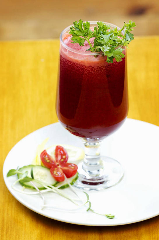 无人,竖图,俯视,室内,特写,白天,桌面,桌子,芹菜,蔬菜,西红柿,小番茄,杯子,餐具,叶子,阴影,新鲜,装饰,反射,木制,碟子,盘,影子,食品,绿叶,饮品,一杯,蔬菜汁,玻璃制品,食物,饮料,一个,盘子,木制品,水杯,碟,嫩叶,有机食品,绿色食品,荷兰芹,欧芹,香芹,单个,华丽,修饰,点缀,可口,法香,巴西利,洋香菜,洋芫荽,法国香菜,衬托,美观,雅致,雅观,旱芹菜,番荽,适口,小西红柿,樱桃小番茄,珍珠小番茄,叶,叶片,玻璃杯,樱桃番茄,圣女果,番茄,彩图,高角度拍摄