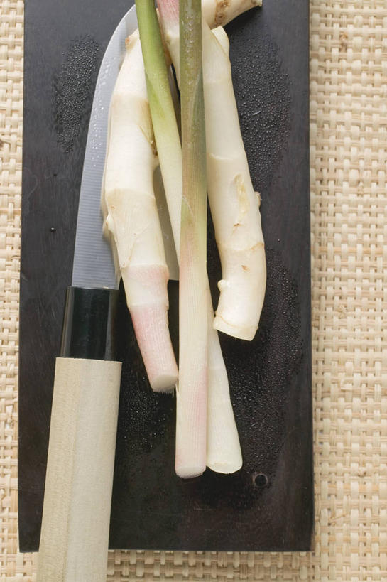 无人,竖图,俯视,室内,特写,白天,桌面,桌子,姜,蔬菜,金属制品,阴影,新鲜,反射,金属,木制,工具,影子,食品,案板,刀具,砧板,食物,木制品,刀,有机食品,绿色食品,菜刀,止咳,止痛,切菜刀,解毒,发汗,温肺,温胃,行气,止呕,百辣云,生姜,老姜,彩图,高角度拍摄,散寒