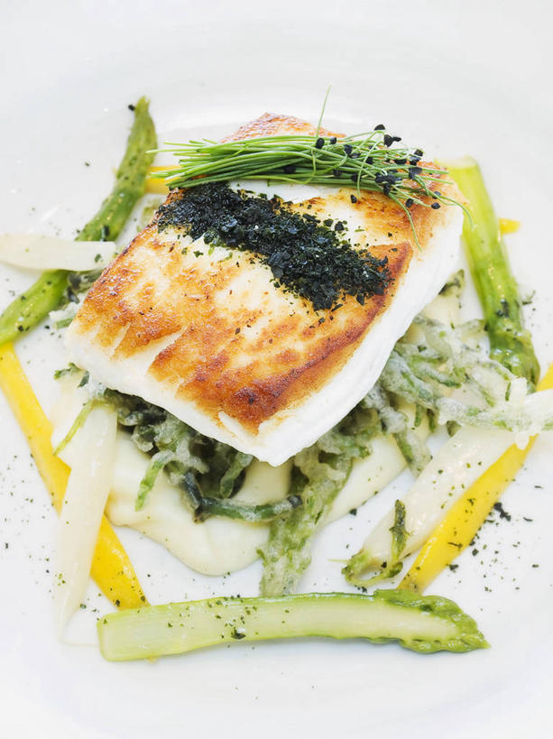 海鲜,无人,竖图,俯视,室内,特写,白天,白色背景,烹饪,西餐,桌面,桌子,比目鱼,辣椒,芦笋,蔬菜,土豆,阴影,新鲜,反射,木制,鱼,影子,肉,鱼肉,料理,食品,土豆泥,水产,菜肴,美食,肉类,海洋生物,食物,木制品,西式,摄影,佳肴,有机食品,绿色食品,影棚,水生动物,海产品,水生物,肉食,彩椒,海底动物,辣角,红海椒,大椒,辣虎,广椒,馍馍蛋,马铃薯泥,薯蓉,鲽鱼,猪尾巴,药鸡豆子,洋芋,甜椒,柿子椒,石刁柏,山药蛋,蚂蚁杆,马铃薯,龙须菜,狼尾巴根,辣子,海椒,番椒,灯笼椒,彩图,高角度拍摄,影棚拍摄,拍摄