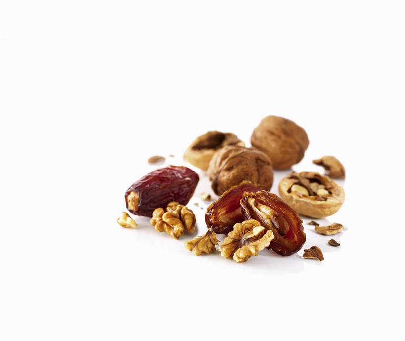 无人,横图,俯视,室内,特写,白天,白色背景,桌面,桌子,水果,阴影,新鲜,反射,木制,影子,核桃,生食,食品,坚果,果实,食物,木制品,干果,摄影,有机食品,绿色食品,影棚,枣椰子,胡桃,羌桃,波斯枣,番枣,海枣,无漏子,椰枣,伊拉克枣,彩图,高角度拍摄,影棚拍摄,拍摄