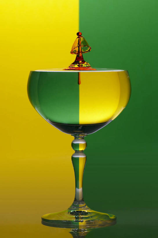 红酒,葡萄酒,无人,竖图,室内,特写,白天,正面,桌面,桌子,杯子,阴影,反射,木制,高脚杯,影子,红酒杯,白葡萄酒,酒类,玻璃制品,酒,饮料,一个,酒杯,木制品,摄影,影棚,单个,葡萄酒杯,玻璃杯,彩图,影棚拍摄,拍摄