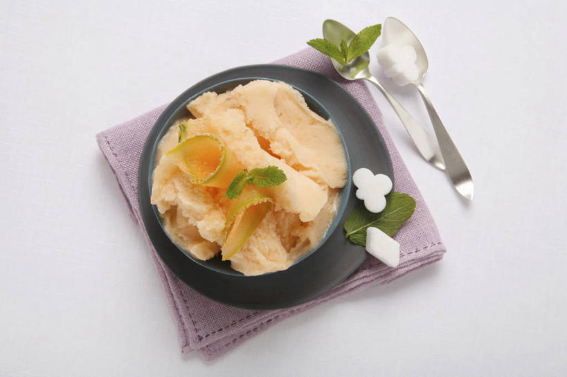 无人,横图,俯视,室内,特写,白天,白色背景,桌面,桌子,餐具,水果,叶子,金属制品,阴影,花纹,新鲜,装饰,反射,金属,木制,布,碟子,盘,图案,影子,勺子,陶瓷,哈密瓜,生食,薄荷,食品,冰激凌,果实,绿叶,甜瓜,银丹草,陶瓷制品,清凉,布纹,食物,一个,盘子,木制品,容器,调羹,碟,汤匙,碗,冷饮,舒服,嫩叶,冰淇淋,摄影,有机食品,绿色食品,影棚,单个,储藏,华丽,修饰,布匹,解暑,点缀,储存,解渴,雪糕,网纹瓜,甘瓜,舒爽,衬托,美观,雅致,雅观,冰糕,消暑,斑叶凤梨薄荷,苹果薄荷,夜息香,叶,叶片,彩图,高角度拍摄,影棚拍摄,拍摄,贮存