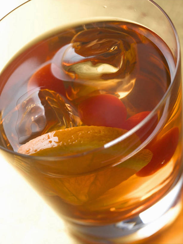 无人,竖图,俯视,室内,特写,白天,桌面,桌子,樱桃,杯子,水果,阴影,新鲜,反射,木制,影子,冰,生食,冰块,食品,果实,酒类,文化,冷冻,玻璃制品,酒,食物,饮料,一个,木制品,水杯,鸡尾酒,寒冷,调酒,有机食品,绿色食品,冷藏,单个,冰冷,创造,想象,保鲜,玻璃杯,樱珠,莺桃,英桃,楔桃,牛桃,荆桃,彩图,高角度拍摄