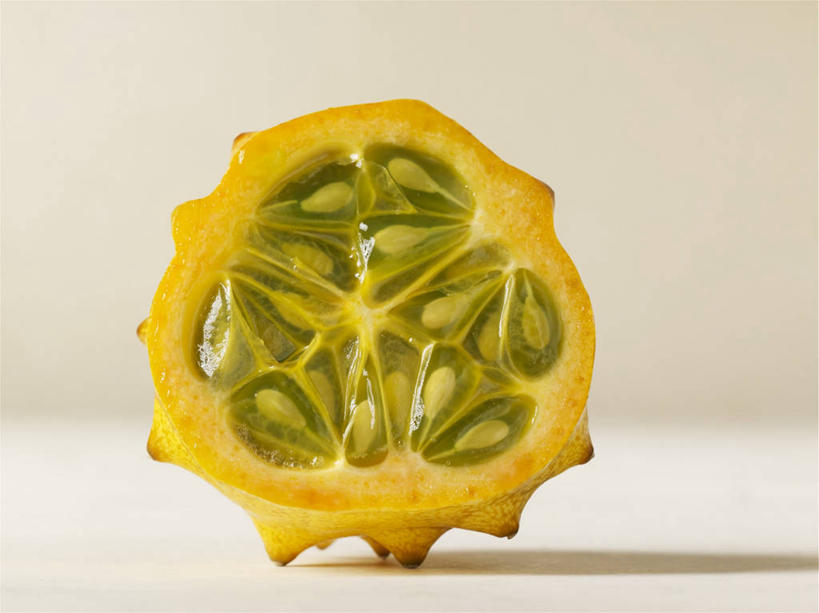 无人,横图,室内,特写,白天,正面,桌面,桌子,水果,阴影,新鲜,反射,木制,影子,生食,食品,果实,火龙果,食物,一个,黄色,木制品,青龙果,摄影,有机食品,绿色食品,影棚,单个,横截面,剖面,截面,截面图形,彩图,影棚拍摄,拍摄