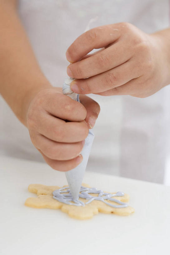 点心,西方人,儿童,手,一个人,竖图,室内,特写,白天,正面,纯洁,桌面,桌子,袋子,欧洲,圣诞节,欧洲人,双手,仅一个女性,仅一个人,握,制作,阴影,服装,节日,庆祝,装饰,反射,木制,裱花袋,影子,食品,曲奇,挤,拿,拿着,休闲装,文化,加工,塑料袋,食物,小孩,衣服,木制品,饼干,零食,仅一个小孩,庆典,休闲,手部,休闲服,可爱,童年,童趣,握着,服饰,纪念,曲奇饼,童真,曲奇饼干,烂漫,无邪,裱花枪,裱花,天真,女孩,女人,女性,白种人,孩子,半身,彩图,女生