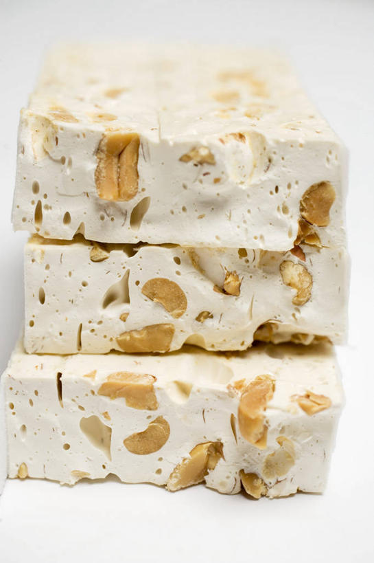 蜂蜜,无人,竖图,俯视,室内,特写,白天,白色背景,桌面,桌子,杏仁,一排,阴影,整齐,反射,木制,影子,食品,糖,糖果,甜点,甜品,食物,排列,木制品,甜食,摄影,影棚,堆,队列,花蜜,牛轧糖,止痛,解毒,冬酿,石蜜,鸟结糖,纽结糖,杏子,杏梅仁,杏核仁,木落子,苦杏仁,彩图,高角度拍摄,影棚拍摄,拍摄