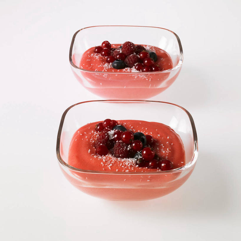 无人,竖图,俯视,室内,特写,白天,白色背景,桌面,桌子,浆果,蓝莓,水果,玻璃,阴影,新鲜,反射,木制,影子,灯笼果,生食,食品,果实,玻璃制品,食物,两个,木制品,容器,碗,摄影,有机食品,绿色食品,影棚,储藏,储存,红醋栗,山都柿,蓝浆果,蓝靛果,醋栗,彩图,高角度拍摄,影棚拍摄,拍摄,贮存